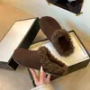 2026 Tendencia Otoño Nuevas Zapatillas de Casa de Piel Mate de Terciopelo para Mujer Casual Versátiles Cómodas para Exteriores Persona Perezosa Medias Zapatillas