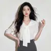 Blusa Bonita Estilo Burguês Francês Feminina 2026 Outono Nova Minimalista Estilo para o Trabalho Redutora de Idade Série Branca Gola Lapela Manga Média