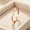 Anillo de acero de titanio mate estrellado de lujo de alta gama para mujer, moderno y versátil, anillo liso popular de nicho para parejas