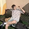 Camisa Retrô 2026 Masculina Roupa de Verão Estilo Hong Kong Estudante Solta Design de Nicho Interessante Nova Peça Externa Masculina Top