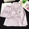 Novo conjunto de pijama para primavera e outono com sutiã embutido, apresentando um design da Kitty, tecido de seda gelada, padrão espinha de peixe e um cardigã com gola de lapela