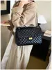 Bolsa de mão acolchoada com corrente tendência estilo coreano cor sólida texturizada simples bolsa de ombro retrô versátil moderna bolsa pequena de axila