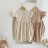 Ropa infantil estilo coreano Vestido de niña con pliegues franceses Colección de verano 2025 con cuello alto y mangas volantes, dulce vestido de princesa