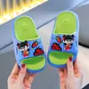 Nuevas pantuflas de verano de dibujos animados Nezha para interiores para niños y niñas, bebé 2025, zapatos versátiles suaves y antideslizantes para el hogar