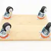 Acessórios para máquina de bordar computadorizada, incluindo um guia-fio para trocar o fio da bobina, uma máquina de bordar estilo scooter, uma scooter com recursos anti-emaranhamento e uma roda universal para trabalho de bordado