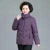Jaqueta de algodão com enchimento de plumas para o inverno da mamãe, modelo curto, para mulheres de meia-idade e idosas, nova coleção 2026, casaco de algodão plus size