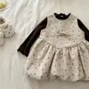 Conjunto de vestido de outono timo para meninas 2026 novo estilo para crianças pequenas e médias vestido colete estiloso em formato de botão para meninas camisa de base