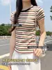 H421 Camiseta Listrada Cuidadosamente Selecionada para Mulheres com Cores Contrastantes e Ombro Direito Redutor de Idade Algodão Puro Manga Curta Estilo Verão Slim Sexy Top Básico