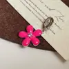 O pingente de flor esmaltada em prata S925 é simples, estiloso, adequado para o dia a dia, compacto, versátil e exala um charme de luxo leve e moderno.