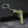 Llavero modelo pistola, colgante de arma de fuego de aleación vintage, accesorio para bolso de hombre, mercancía de juego, regalo pequeño al por mayor