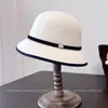 Chapéu bucket de lã com bloco de cores estilo Hepburn, aba curta, para mulheres, inverno, elegante, versátil, chapéu de pescador, temperamento, chapéu bucket quente, moderno