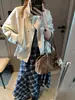 Diseño Streetwear Moqie Cuello Alto Botón Asimétrico Cintura con Cordón Silueta Holgada Chaqueta MQ1943