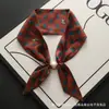 Nuevo pañuelo de seda largo pequeño vintage con hebilla de perla magnética para mujer, elegante y con estilo, bufanda de cuello con lazo, moderna y versátil
