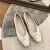 Sapatos rasos de bico quadrado com laço na cor champanhe para mulheres, novo estilo da primavera de 2024, sapatos de vovó de cetim delicados