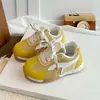 Zapatillas Deportivas de Color Caramelo para Niñas 2026 Nuevo Estilo Otoño para Niños Pequeños y Medianos Superficie de Malla Suela Suave para Niños Estilo Escolar Zapatillas para Correr Modernas