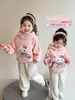Sudadera con capucha gruesa de terciopelo para niñas, otoño e invierno, nuevo estilo 2025, una pieza, con rayas de terciopelo, caricatura 3D, gato KT, top moderno
