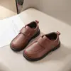 Sapatos Casuais Pretos para Meninos, Estilo Britânico, com Cadarço e Velcro, Novos para Primavera e Outono, Material de Couro, Antiderrapantes, Respiráveis, de Alta Performance