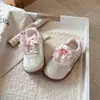 Zapatillas Blancas de Malla Transpirables Versátiles Estilo Casual Universitario para Niñas 2026 Primavera y Otoño Nuevos Zapatos Ligeros de Entrenamiento Alemanes Zapatos Deportivos