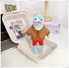 La ropa de los residentes de Bikini Bottom incluye peces geniales, peces flácidos, peces que se extienden planos, colgantes, llaveros, accesorios, monos y pantalones.