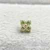 Pendientes de aleación de titanio ASTMF-13 flor de cuatro pétalos de circonita ultra brillante dorados Perforación de labio de circonita con rosca interna de titanio G23
