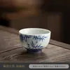 Taza de té de cerámica pintada a mano bajo vidriado en azul sombra de bambú y blanco, taza de maestro de cerámica estilo chino, taza de té vintage, taza individual, juego de té kung fu