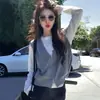 Deslumbrante look de início de outono: novo colete de tricô feminino e blusa básica, um verdadeiro conjunto de duas peças