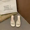 Sandalias de tiras abiertas elegantes, modernas, con estilo, maduras y sofisticadas, con tacón de bloque de encaje, modelo nuevo 2026, sandalias de tacón medio estilo socialité