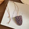 Cuerda de Cuero Estampado de Leopardo Colgante Clip para Gafas Collar Cadena de Suéter para el Trabajo Simple de Moda Sentido del Diseño Accesorio de Cuello de Nicho Mujeres Venta al por Mayor