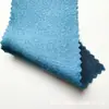 Tejido de satén elástico, grueso y brillante con una caída suave, que presenta un efecto reluciente de seda artificial, adecuado para disfraces de baile y ropa formal.