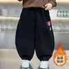 Pantalones de una pieza con forro polar para niño 2026 Estilo nuevo Bonitos Ropa de Otoño/Invierno para Bebé Pantalones Largos Pantalones Gruesos con Pierna Curva para Niños Modernos