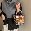 Bolso de Felpa con Estampado de Leopardo de Nicho Súper Popular para Mujer, Bolso Cruzado Versátil Popular de Otoño e Invierno, Bolso Cubo de Mensajero de Dibujos Animados Lindo