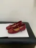 Sapatos de nicho retrô de corte baixo que aumentam a altura, novo modelo de outono, sola macia, versáteis e modernos para o trajeto