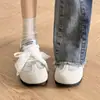 2026 Novo Estilo Prata Ballet Derbun Sapatos Femininos Retrô Nicho Sola Fina Fundo Plano Primavera Outono Esportivos Casuais Versáteis Tênis