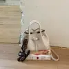 2026 Mini bolsa balde com padrão de trama francesa design de fivela de couro bolsa de mão de nicho bolsa de ombro bolsa feminina para o dia a dia cesta de frutas