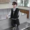 Conjunto de Primavera para Niños 2026 Nuevo Ropa Infantil Genial y Elegante Sudadera de Manga Larga Estilo Otoño Chaqueta de Cuero para Niños Chaleco Conjunto de Tres Piezas