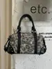 Bolsa de ombro feminina quadrada pequena transfronteiriça, nova coleção outono/inverno 2026, bolsa bowling retrô de camurça, bolsa de ombro simples