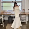 Nuevo vestido elegante de hombros descubiertos para mujer, vestido ajustado bodycon con empalme de gasa, vestido largo de cola de pez en color albaricoque