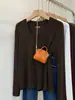 Camiseta popular de este año con cuello en V y manga larga para mujer, suave y cómoda, top interior versátil, elegante para ir al trabajo, capa base de otoño