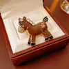 Nuevo Broche de Copo de Nieve de Caballo con Goteo de Aceite, Pin de Diseño de Nicho de Moda para Viajar al Trabajo, Accesorio Versátil de Lujo Ligero de Gama Alta para el Pecho de Mujer
