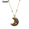 Wt-N1530 Textura Única Colgante en Forma de Luna Calcedonia Verde Piedra Ojo de Tigre Cadena Fina de Perlas 18K Cadena para Suéter