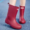 Botas de Chuva e Sapatos Aquáticos de Novo Estilo Transfronteiriços para Mulheres, Impermeáveis, Antiderrapantes, Modernos e Populares, Sapatos de Chuva Leves para Mulheres, Sapatos de Borracha para Adultos