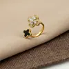 Anillo de Trébol de Cuatro Hojas Brillante con Diamantes Chapado en Oro que Conserva el Color, Lujo Ligero, Gama Alta, Elegante, Anillo que Realza el Tono de Piel, Anillo de Cola Moderno y Versátil