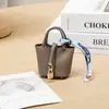 Novo Pingente de Bolsa da Moda, Chaveiro de Couro de Alta Qualidade para Carro, Bolsa Criativa Fofa para Fones de Ouvido, Acessórios para Bolsa Feminina