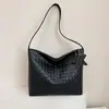 Bolso de mano de alta calidad con textura tejida 2026 nuevo elegante simple para llevar en la mano alto valor estético textura bolso de un solo hombro para debajo del brazo