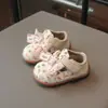 Zapatos dulces para niñas pequeñas de 1 a 3 años, nuevo modelo primavera/otoño, con detalles de lazo y flor, suela suave, versátiles zapatos de princesa