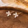 Pendientes de Flor de Diamante de Colores Frescos y Dulces con Circonita para Mujer, Pendientes Versátiles para el Día a Día, Nuevo Modelo 2026, No es Necesario Quitárselos al Dormir