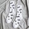 Embalaje independiente otoño e invierno nuevo patrón de letras de dibujos animados japoneses calcetines de algodón para hombre casual calcetines coreanos al por mayor