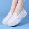 Zapatos de enfermera para mujer, de suela blanda, transpirables, cómodos para estar de pie mucho tiempo sin cansar los pies, antideslizantes, versátiles, de tacón medio, de suela gruesa, zapatos de trabajo médicos que aumentan la altura