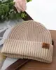 Nuevo Gorro de Punto con Etiqueta de Cuero con Letra para Otoño e Invierno, Gorro de Moda Versátil para Exteriores a Prueba de Frío para Mujeres, Gorro de Lana Cálido de Doble Capa