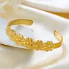 Pulseira Aberta em C de Aço Inoxidável Hidráulico em Formato de Flor para Mulheres, Popular na Europa e América, Banhada a Ouro, Moderna, Elegante, Única, Criativa